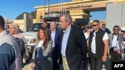 美国参议员杰夫·默克利(中)和美国代表团视察埃及通往加沙的拉法口岸。(2023年1月5日)