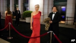 资料照:时为当选总统特朗普顾问的凯莉安·康韦在丈夫乔治·康韦的陪同下在总统就职大典前夜参加晚宴时对媒体讲话。(2017年1月19日)