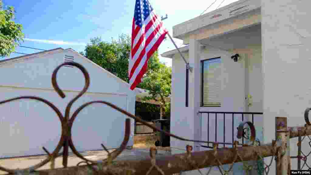 洛杉矶县华人聚居的圣盖博市,在洛杉矶中国总领馆外开枪后自杀的张新生前租住的房屋,星条旗为其所悬挂(美国之音国符拍摄)。62岁的张新是中国黑龙江人,曾任中国法官,20年前移民美国,已取得公民身份。8月1日,张新开车到中国总领馆外,向建筑发射多发子弹,警方赶到,发现张新已举枪自戕。并无他人伤亡。美国的侨报援引不愿具名人士的说法,称张新当年来美探视妻子,后来两人离异。张新因经济担保问题,身份转黑,后来申请政治庇护得以居留。张新曾多次申请回国探视父母,均遭拒绝,他曾以匿名信威胁领馆人员。