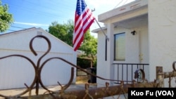 张新生前租住之处,星条旗为其所悬。(美国之音国符拍摄)