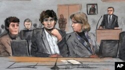 Bức phác họa phiên tòa xử Dzhokhar Tsarnaev (giữa), 2 luật sư biện hộ Miream Conrad (trái) và Judy Clarke
