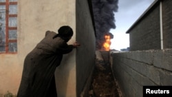 伊斯兰国激进分子在逃离伊拉克产油区奎亚拉之前点燃油井造成大火和浓烟(2016年11月4日)