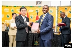 2024年3月,肯尼亚执政党联合民主联盟(UDA)前秘书长克里奥法斯·马拉拉和中国驻肯尼亚大使周平剑在内罗毕该党总部合影 (美国之音/维多利亚·阿蒙加)