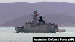 2025年2月11日,中国海军江凯级护卫舰“衡阳号”在澳大利亚沿海的托雷斯海峡航行。(澳大利亚国防军)