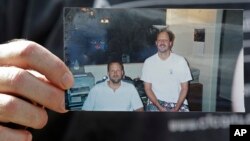 Ông Eric Paddock cầm tấm ảnh của ông (trái) và người anh, Stephen Paddock, (phải) bên ngoài nhà của ông tại Orlando, Florida, ngày 2/10/2017.