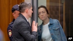 Алсу Курмашева, редакторка Татаро-башкирської служби Радіо Вільна Європа/Радіо Свобода, що фінансується урядом США, слухає свого адвоката під час судового засідання в Казані, Росія, у п’ятницю, 31 травня 2024 року. (Фото AP)