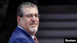 资料照:2024年1月4日,危地马拉当选总统贝尔纳多·阿雷瓦洛抵达洪都拉斯特古西加尔巴总统府,与希奥玛拉·卡斯特罗总统会面。(路透社)