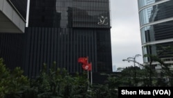 香港特区政府总部院内的中国国旗和香港特区区旗。(美国之音记者申华拍摄)