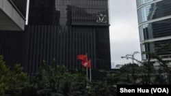 香港特区政府总部院内的中国国旗和香港特区区旗。(美国之音记者申华 拍摄)
