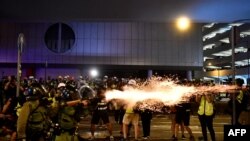 2019年7月21日,香港一名警察向“反送中”抗议者喷射催泪瓦斯。