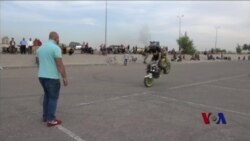 轰鸣声压倒爆炸声:巴格达的摩托车手 轰鸣声压倒爆炸声:巴格达的摩托车手