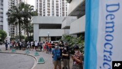 香港选民排队为泛民主派立法会选举初选投票。(美联社2020年7月11日资料照)