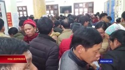 Dân xếp hàng ở biên giới chờ sang Trung Quốc tìm việc Dân xếp hàng ở biên giới chờ sang Trung Quốc tìm việc