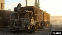 Những chiếc xe tải cứu trợ bị phá hủy sau một vụ không kích gần Aleppo, Syria, ngày 20 tháng 9 năm 2016.