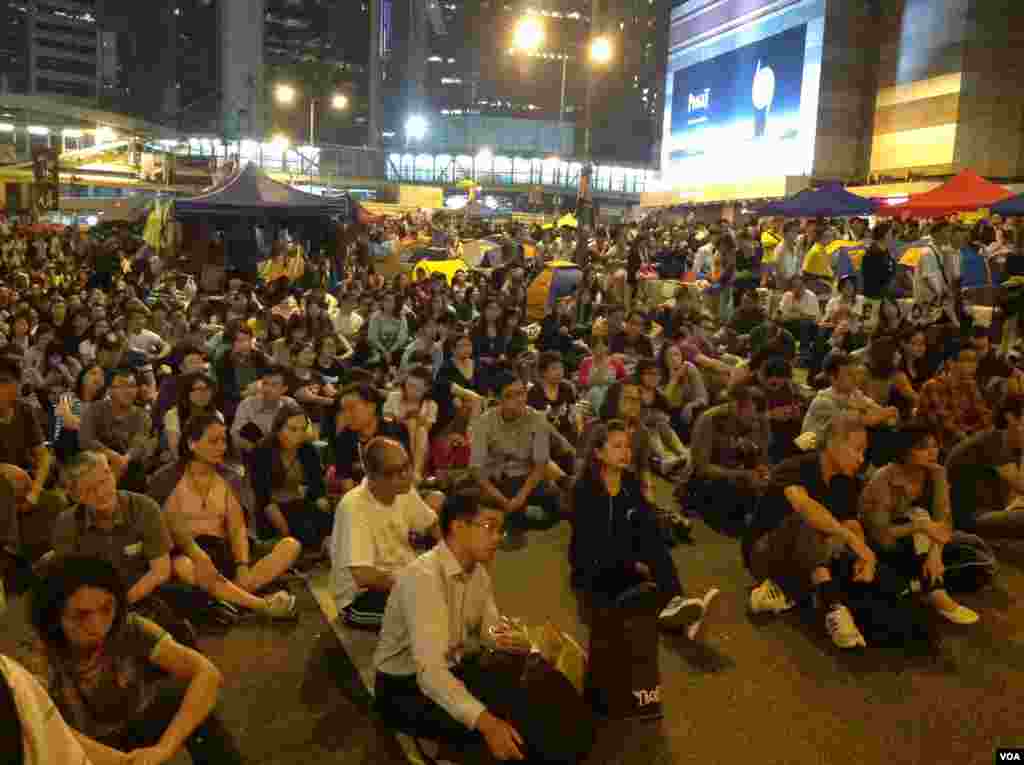 数千市民星期四晚在金钟占领区集会 (美国之音图片/海彦拍摄 )