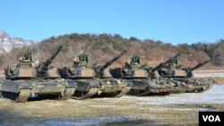 Xe tăng Abrams M1-A2SEP tham gia cuộc tập trận gần vùng phi quân sự. (Ảnh:VOA/Steve Herman)