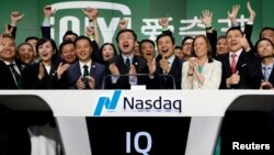 资料照片:爱奇艺CEO龚宇等人在纽约华尔街为爱奇艺在纳斯达克上市鼓掌。(2018年3月29日)