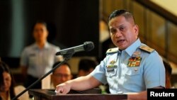 2025年1月24日,菲律宾海岸警卫队南中国海事务发言人杰伊·塔里拉 (Jay Tarriela) 在马尼拉的菲律宾国家图书馆举行的《胡恩老师说故事》新书发布会上发表讲话。