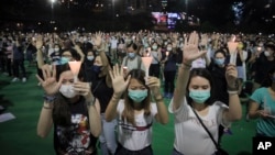 为纪念六四事件31周年香港民众在维多利亚公园参加烛光纪念活动。(2020年6月4日)