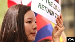 藏人示威者呼吁中国政府允许达赖喇嘛返回西藏。(美国之音章真拍摄)