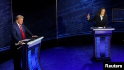 资料图片:民主党总统提名人、美国副总统卡玛拉·哈里斯与共和党总统提名人、美国前总统唐纳德·特朗普在宾西法尼亚州费城举行的总统辩论会上。(2024年9月10日)