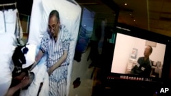 视频截图显示,被确诊肝癌晚期的中国诺贝尔和平奖获得者刘晓波在医院病床上接受治疗。(美联社图片)