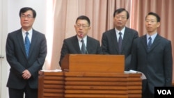 台湾警政署长王卓钧(左二)3月26号在立法院接受质询